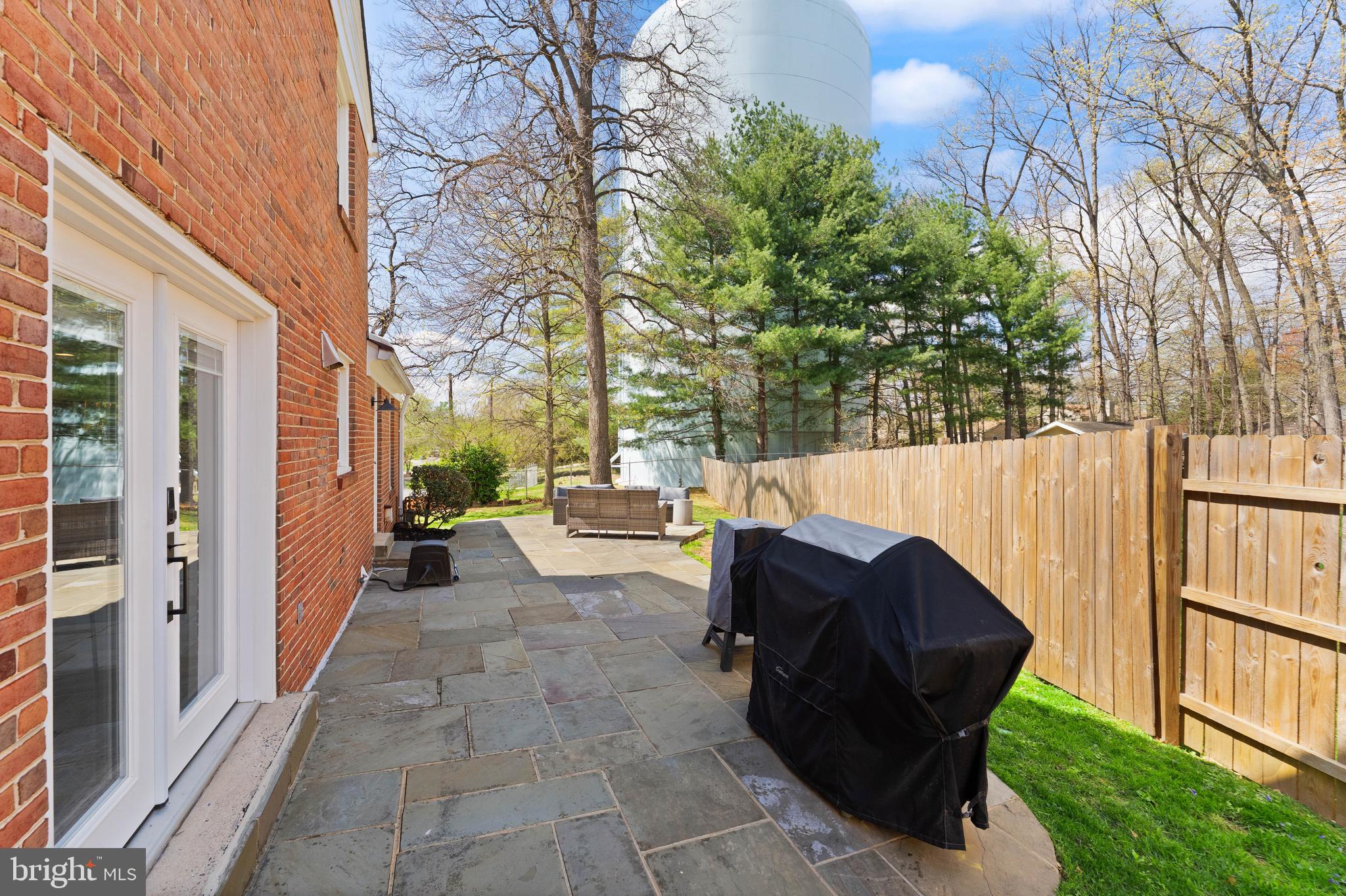 MONTGOMERY SQUARE - Residential