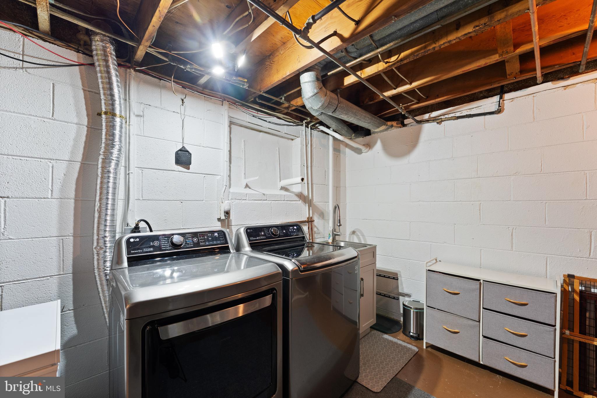 MONTGOMERY SQUARE - Residential