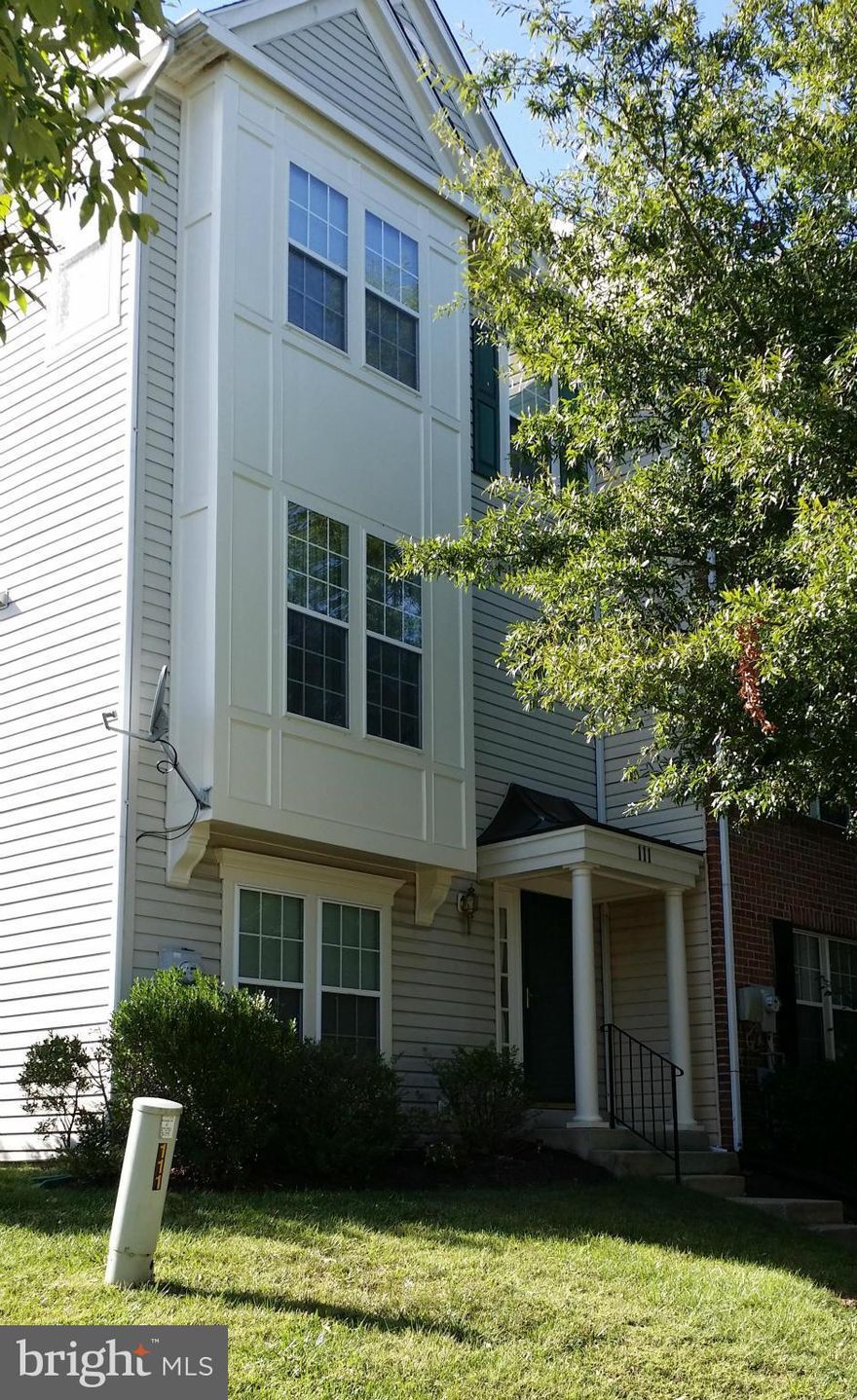 Available immediately! Spacious brick-front end unit features fresh paint, new flooring and eat-in kitchen with all appliances.  Upstairs are 3 bedrooms, 2 full bath, walk in closet in master bedroom and bedroom level laundry. Large living room dining area with deck, bay window with plantation shutters and new carpet.  In addition--powder room, family room/playroom/office and 2 car garage.