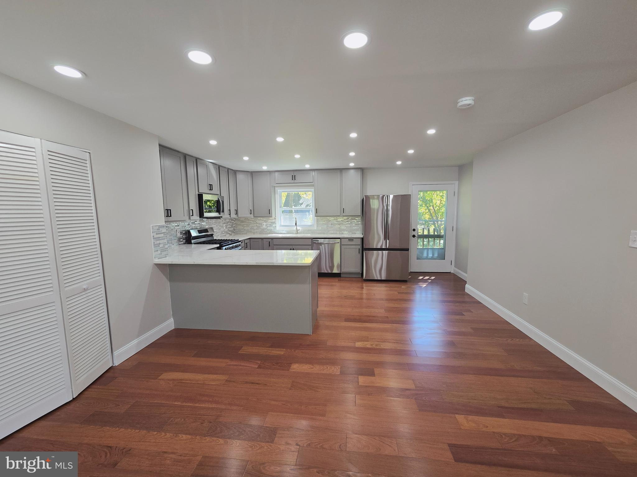 5809 DADE STREET