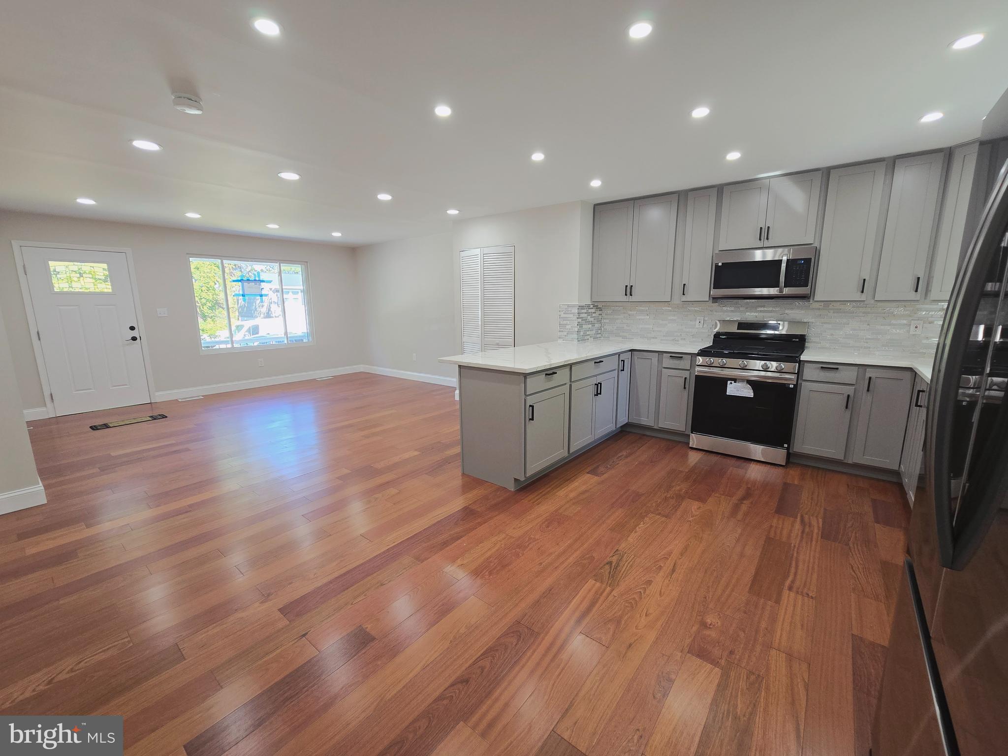 5809 DADE STREET