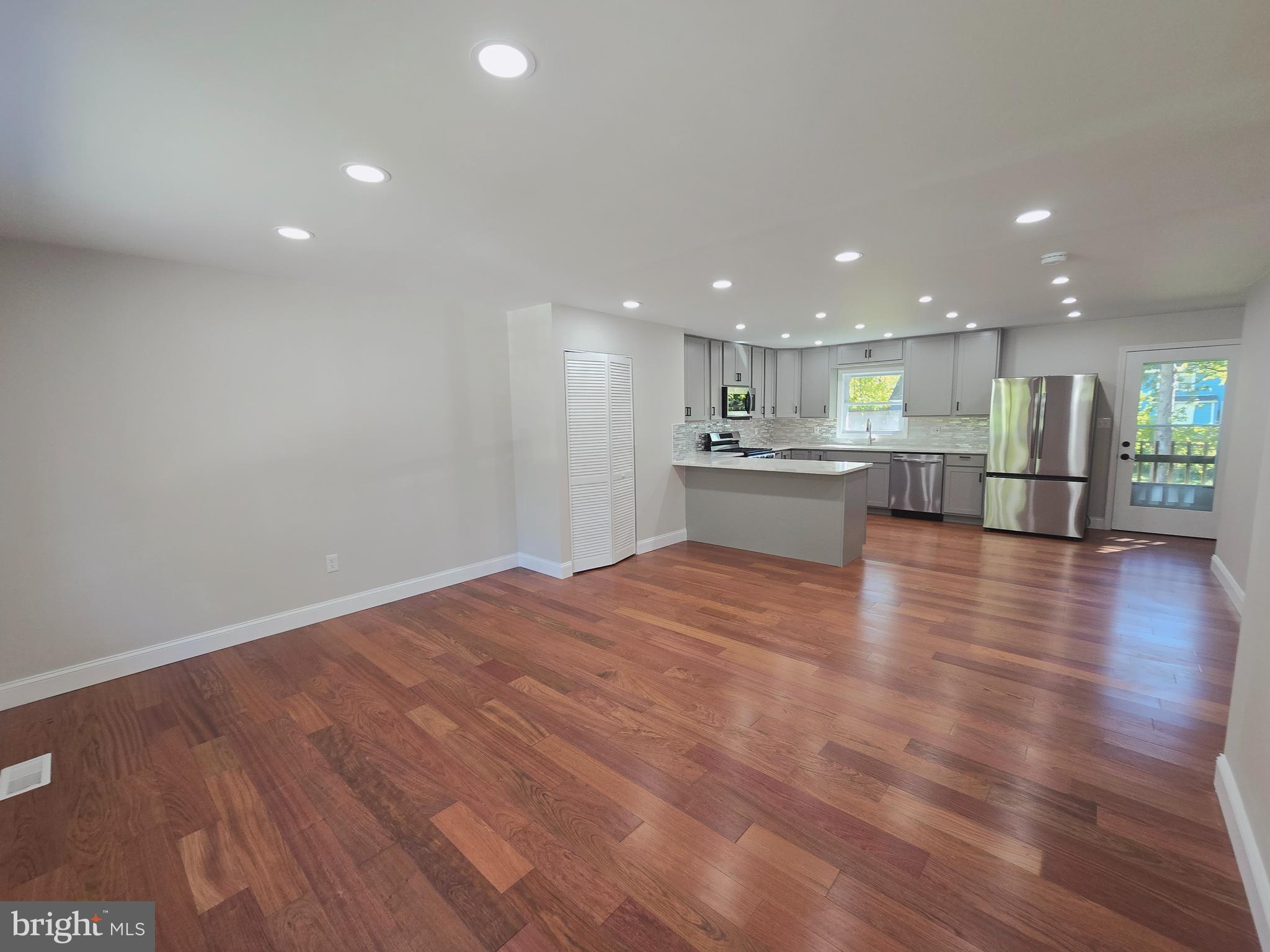 5809 DADE STREET