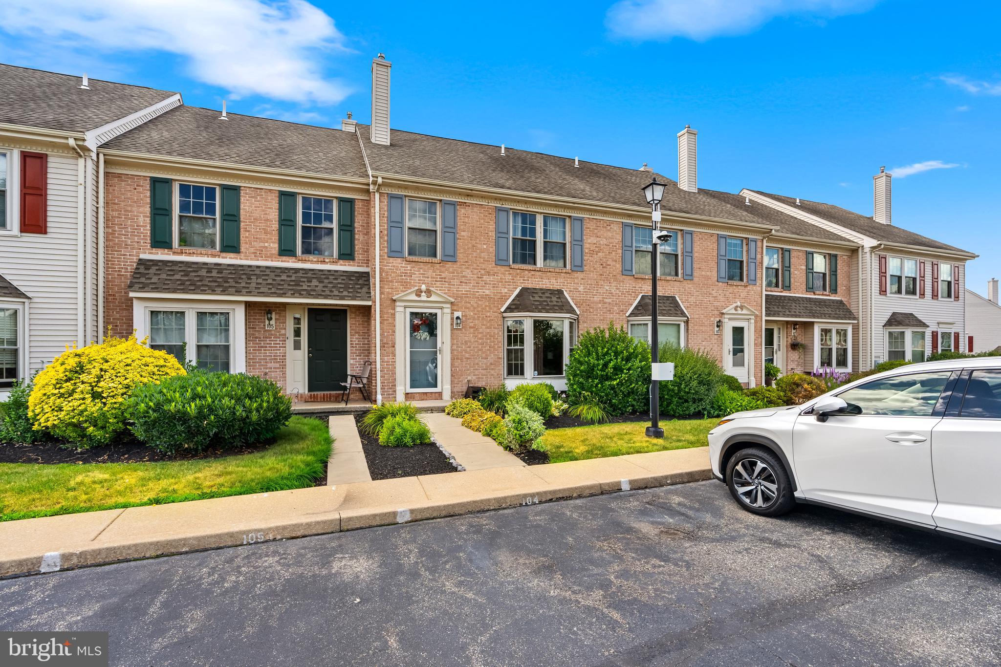 104 HOLLYTREE COURT