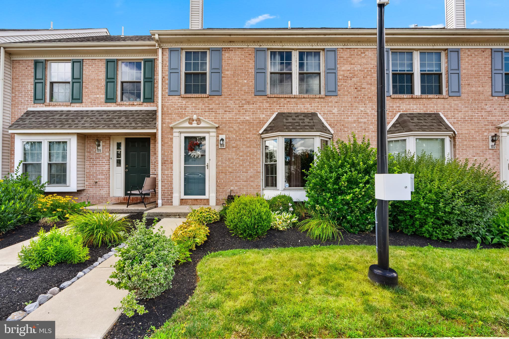 104 HOLLYTREE COURT