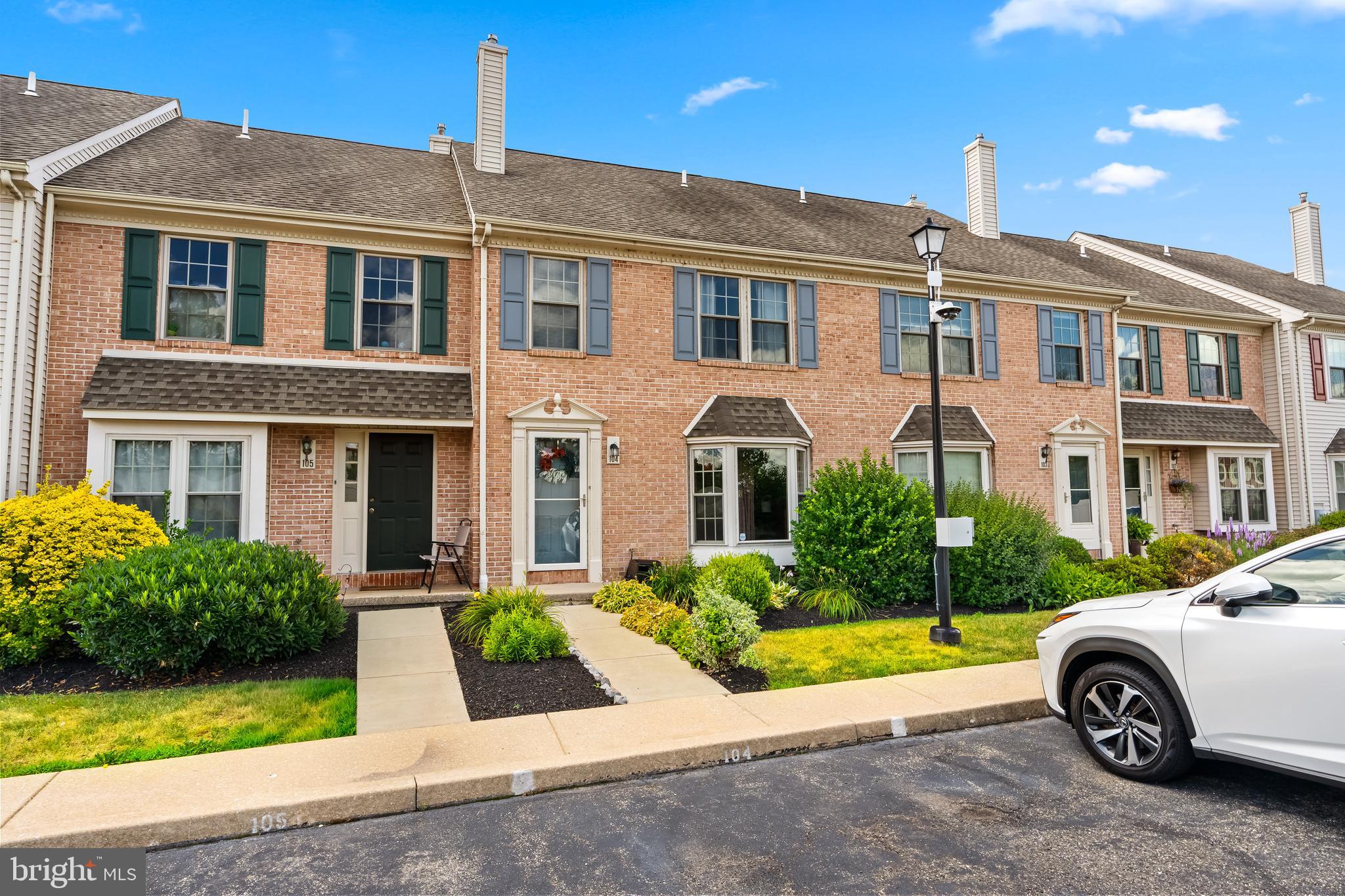 104 HOLLYTREE COURT