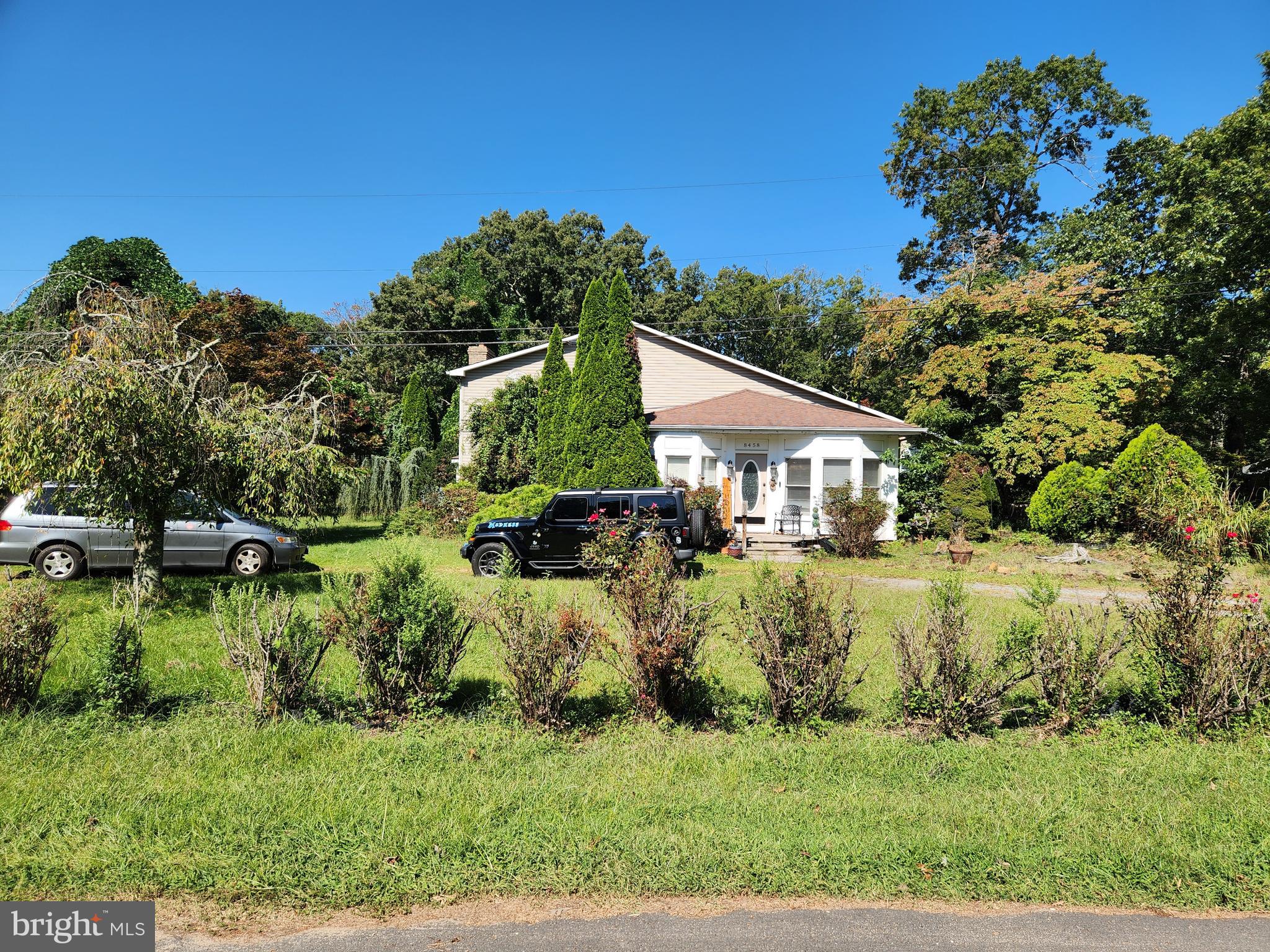 ONLINE AUCTION: Bidding begins 9/18/2025 @ 10:00 AM. Bidding ends 9/22/2025 @ 11:15 AM. List Price is Suggested Opening Bid. Deposit: $25,000.
Detached home in Anne Arundel County, believed to be occupied. Short distance to Stony Creek Fishing & Hunting Club, Compass Pointe Golf Course, and the retail/dining options at Lakeshore Plaza. Major traffic artery: Mountain Rd (MD-177). Aerial/satellite imagery suggests a pool and an accessory structure; not field-verified. Buyer to verify