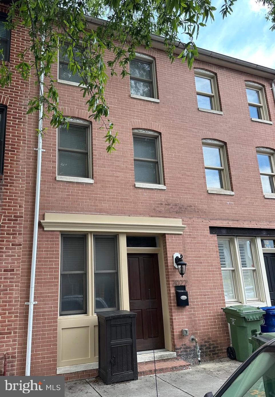 Charming 3BR Row Home in Prime Fells Point Location!
Welcome to this beautifully updated 3-bedroom, 3.5-bath row home located in the heart of Fells Point—live close to Baltimore’s top dining, shopping, and waterfront attractions.
- This home features an open floor plan, exposed brick walls, and a private balcony. Enjoy the convenience of in-unit washer/dryer, street parking, and no exterior maintenance required.
Available now—schedule your showing today!