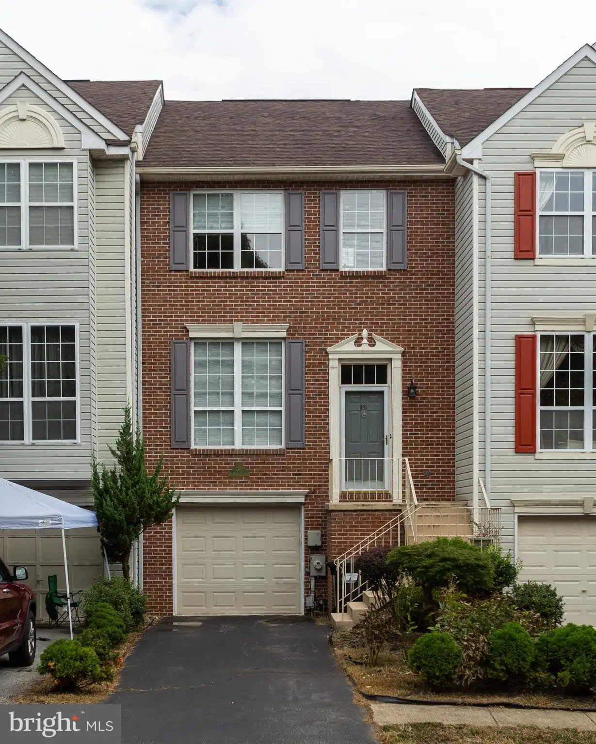 890 N Waterford Lane, Wilmington, DE 19808