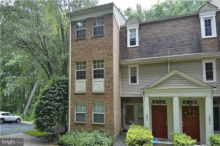 Beautifully secluded 3BR, 2.5 BA unit, this home has 2 master bedrooms with their own full bath! Hardwood floors, granitecounters, wood burning fireplace, and a balcony with a Beautiful Private Wooded View. Available for a 6 month or full year rental.