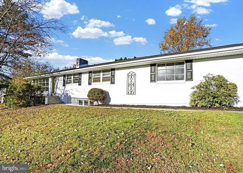 Photo of 1615 Crestlyn Road, YORK, PA 17403 (MLS # PAYK2088706)