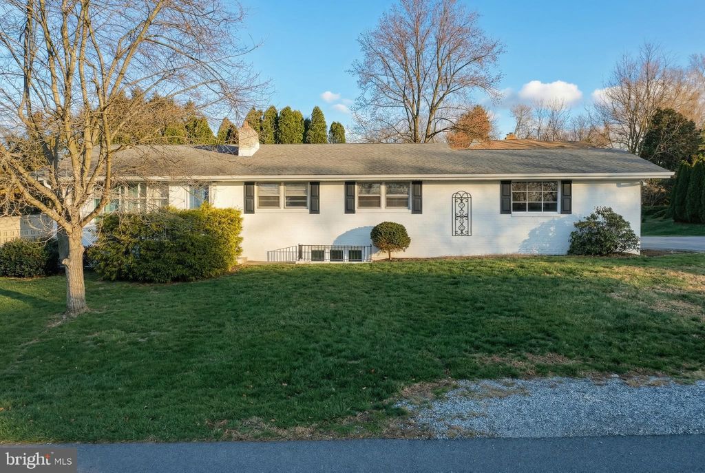 Photo of 1615 Crestlyn Road, YORK, PA 17403 (MLS # PAYK2088706)