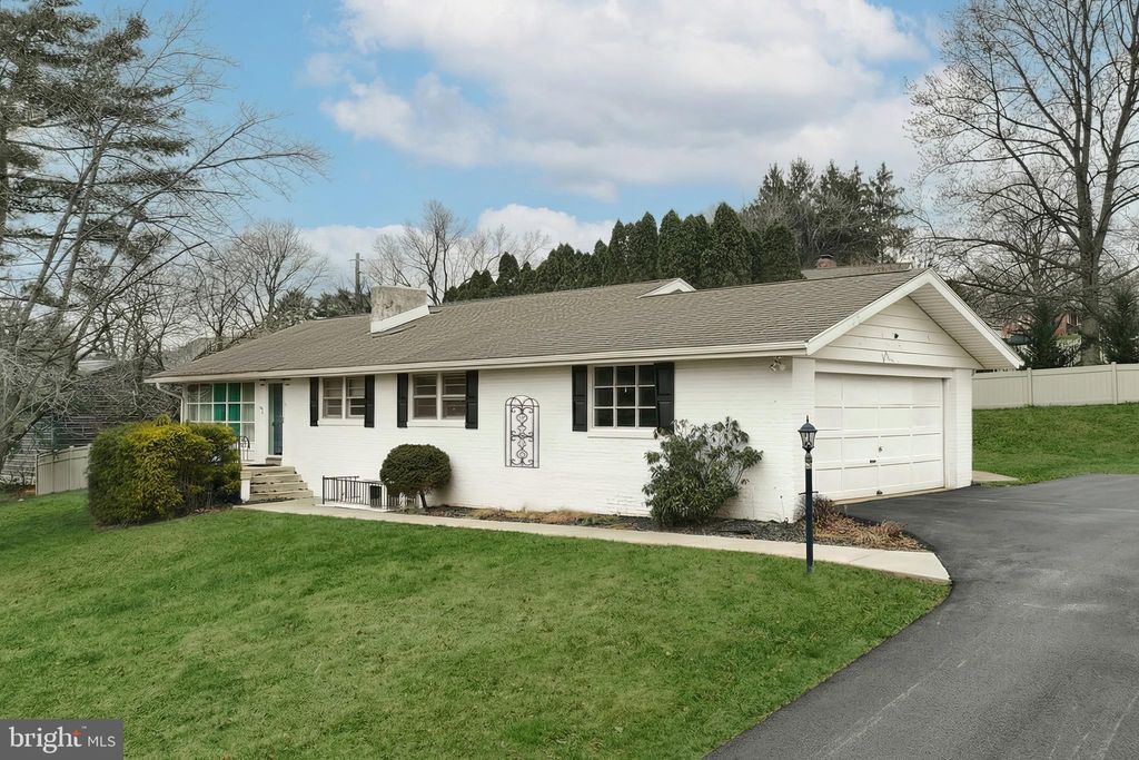 Photo of 1615 Crestlyn Road, YORK, PA 17403 (MLS # PAYK2088706)