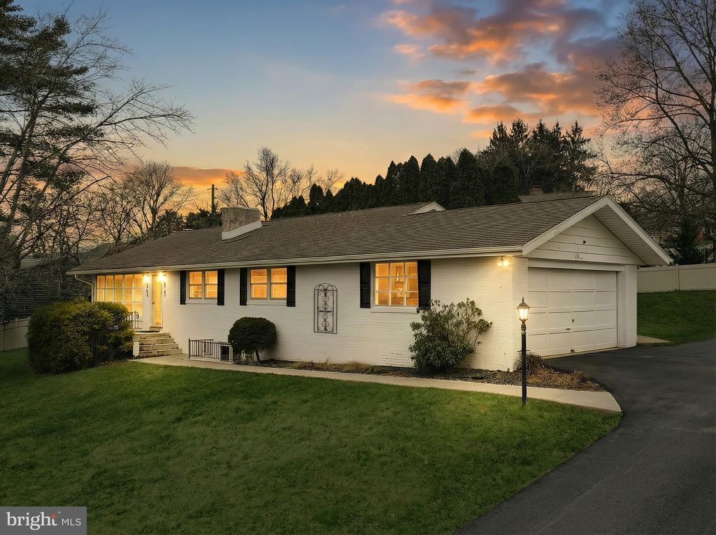 Photo of 1615 Crestlyn Road, YORK, PA 17403 (MLS # PAYK2088706)