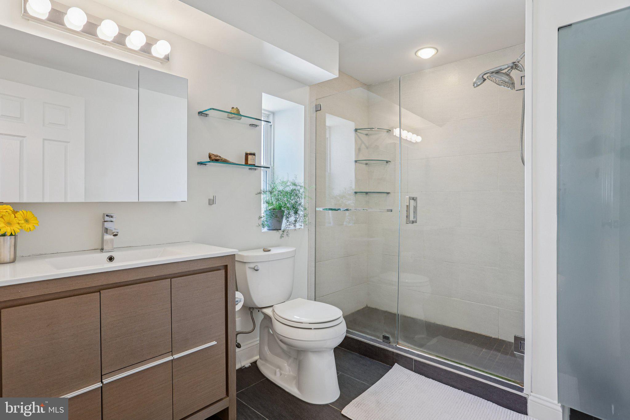 QUEEN VILLAGE - Residential