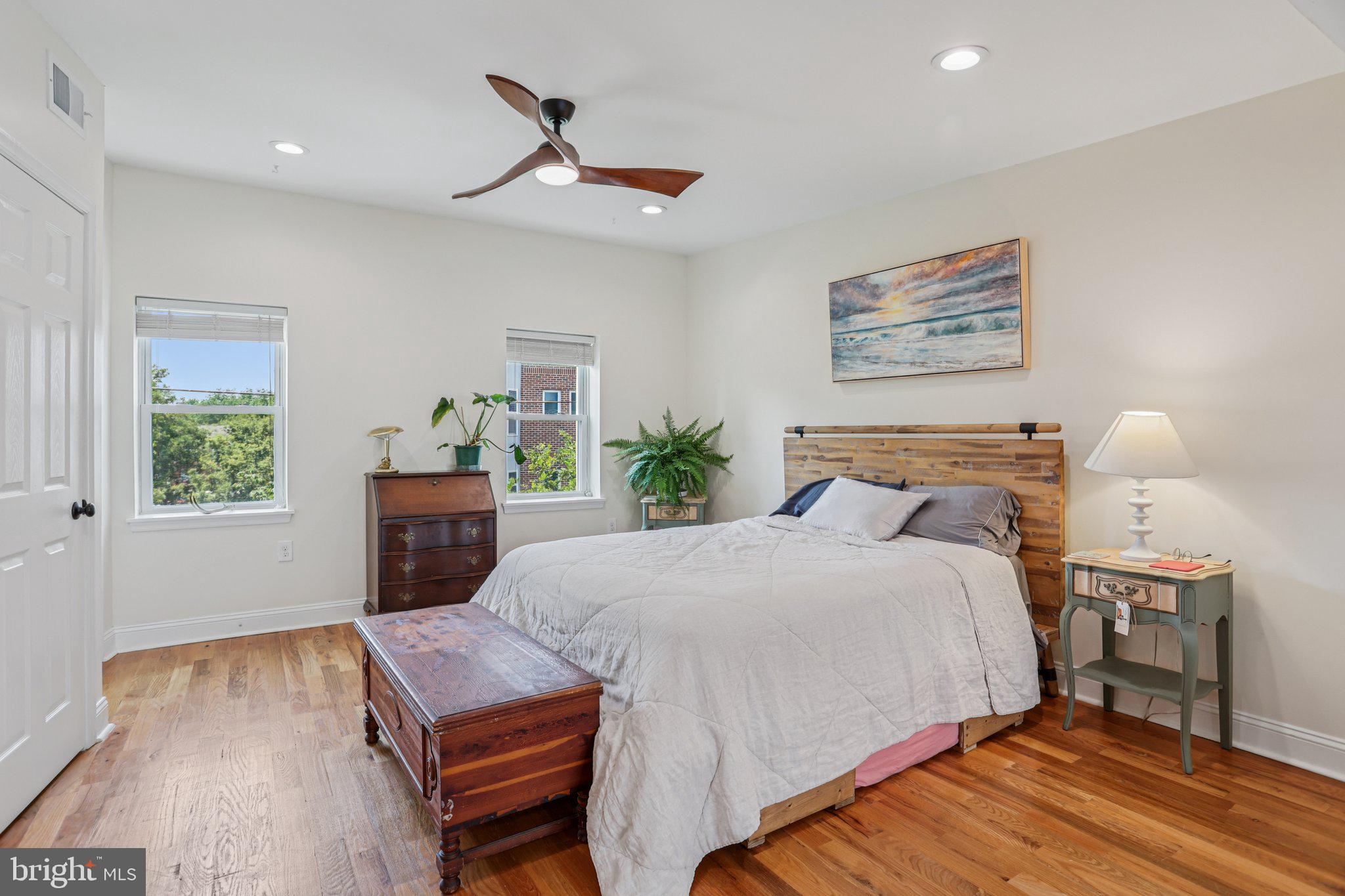 QUEEN VILLAGE - Residential