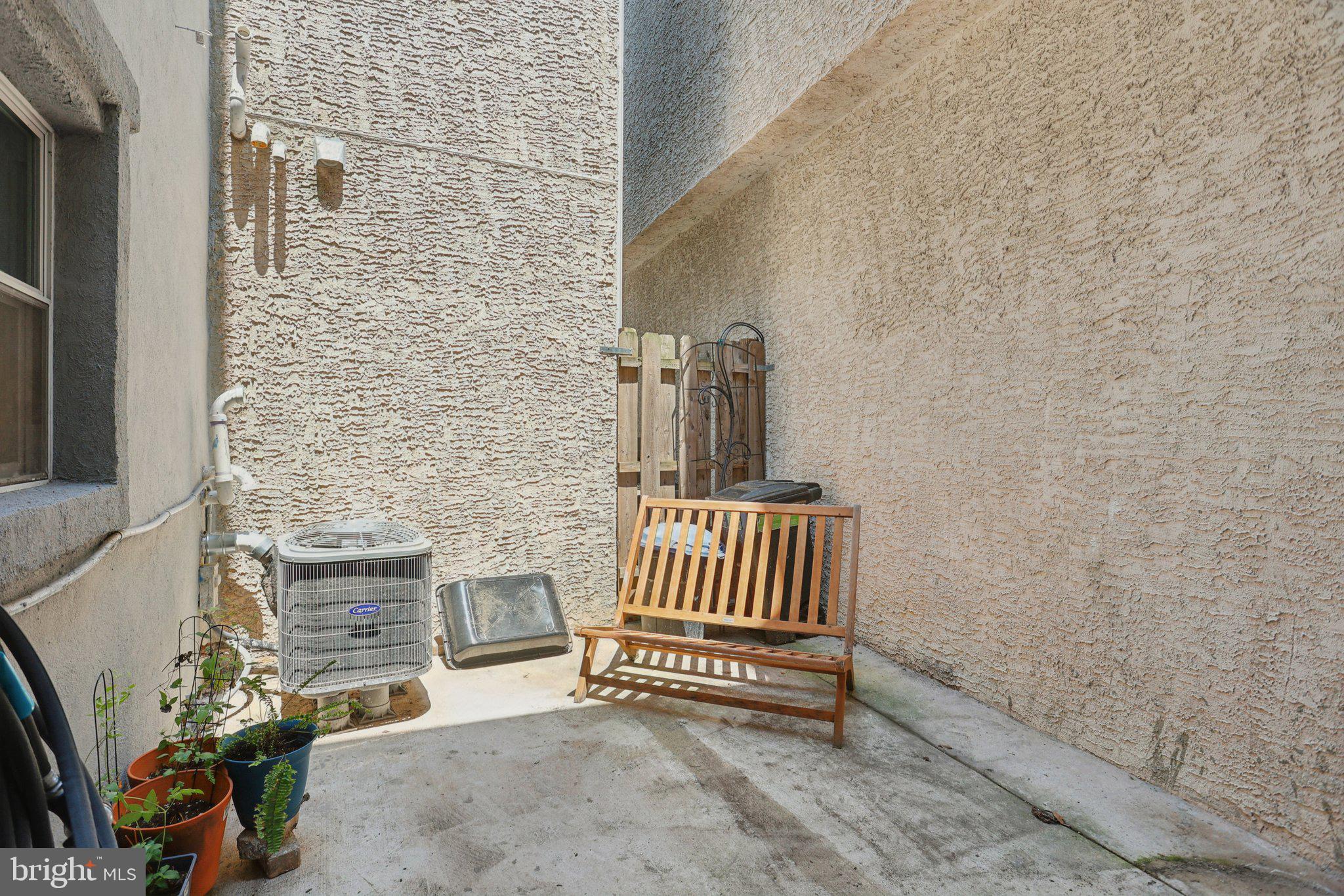 QUEEN VILLAGE - Residential