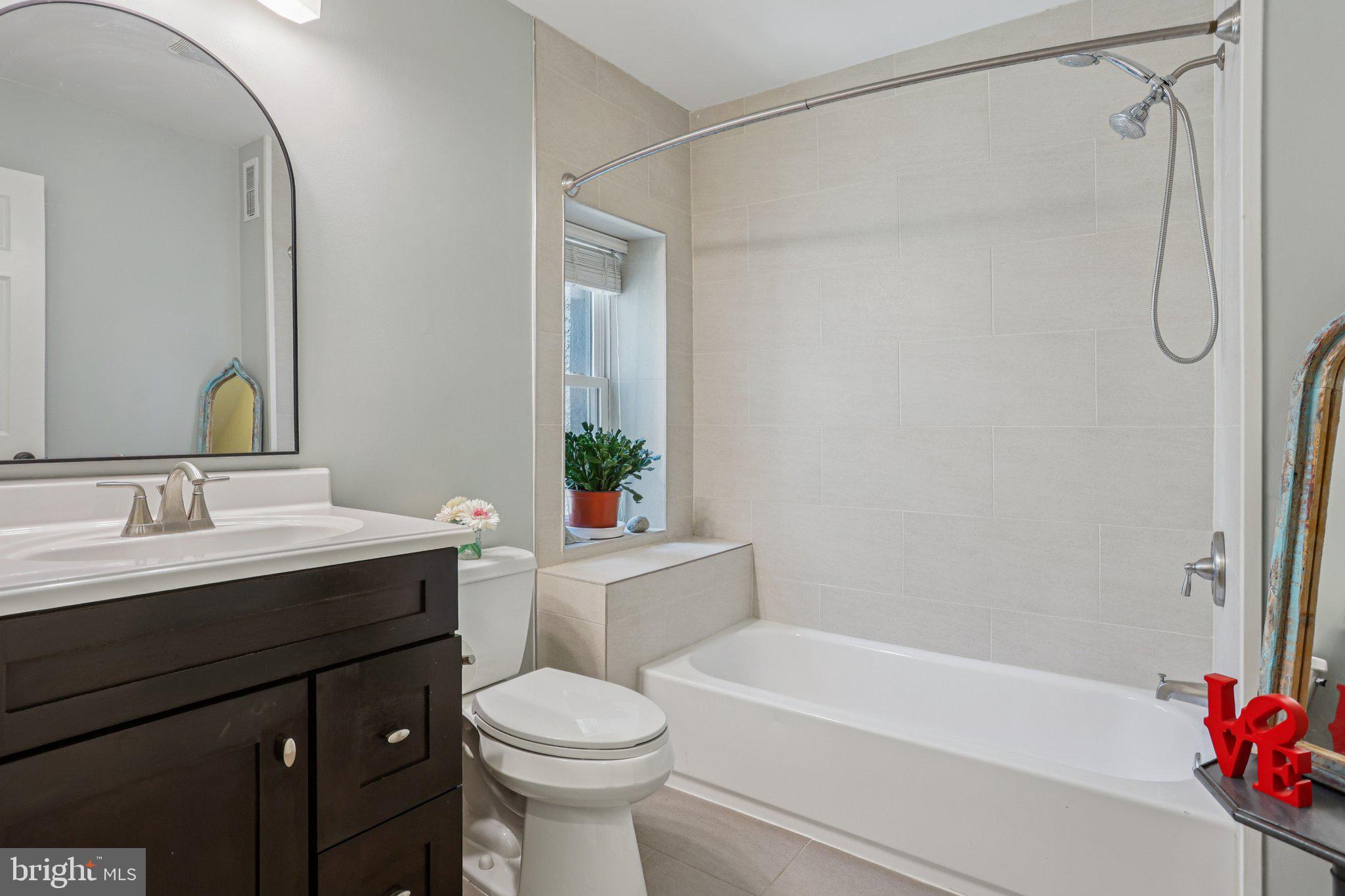 QUEEN VILLAGE - Residential