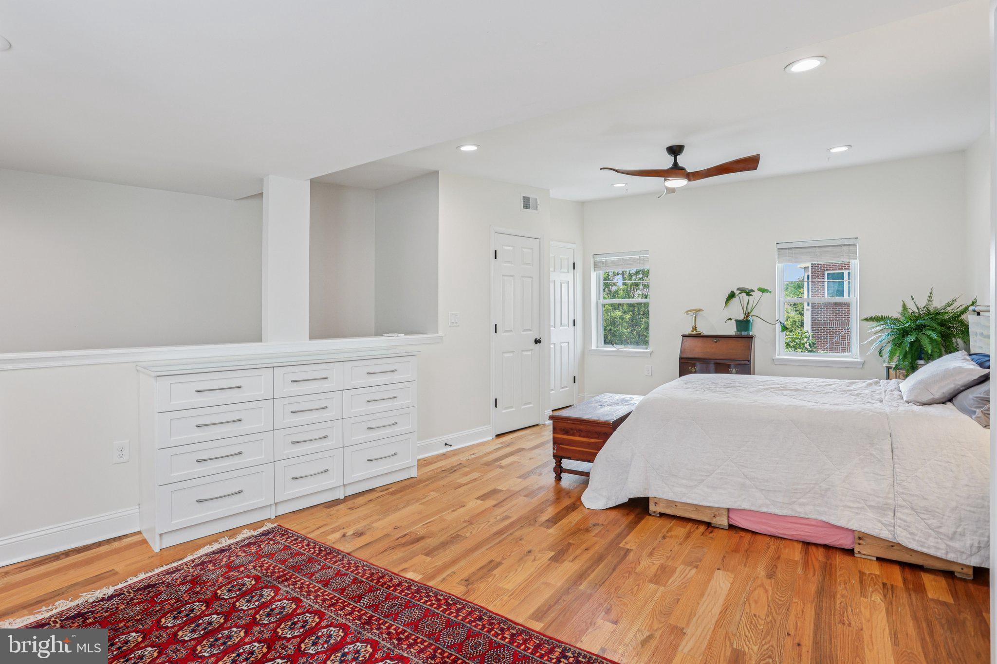 QUEEN VILLAGE - Residential