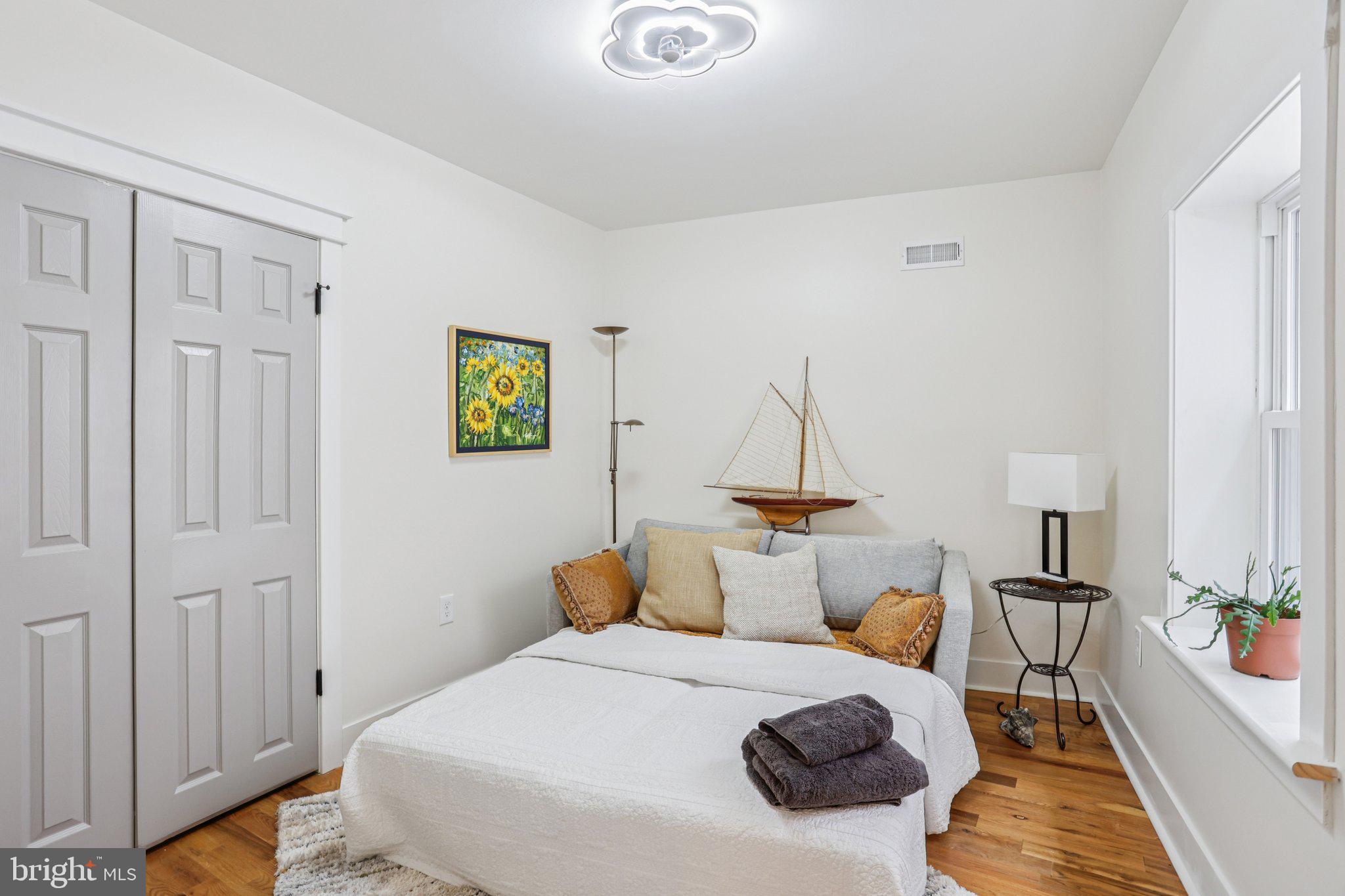 QUEEN VILLAGE - Residential