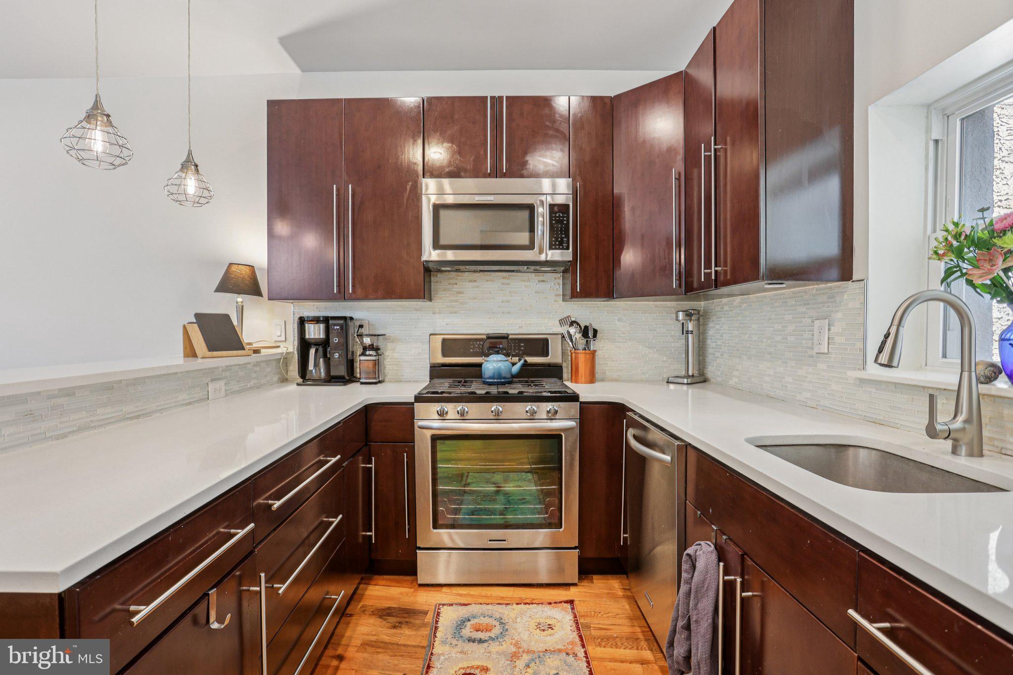 QUEEN VILLAGE - Residential