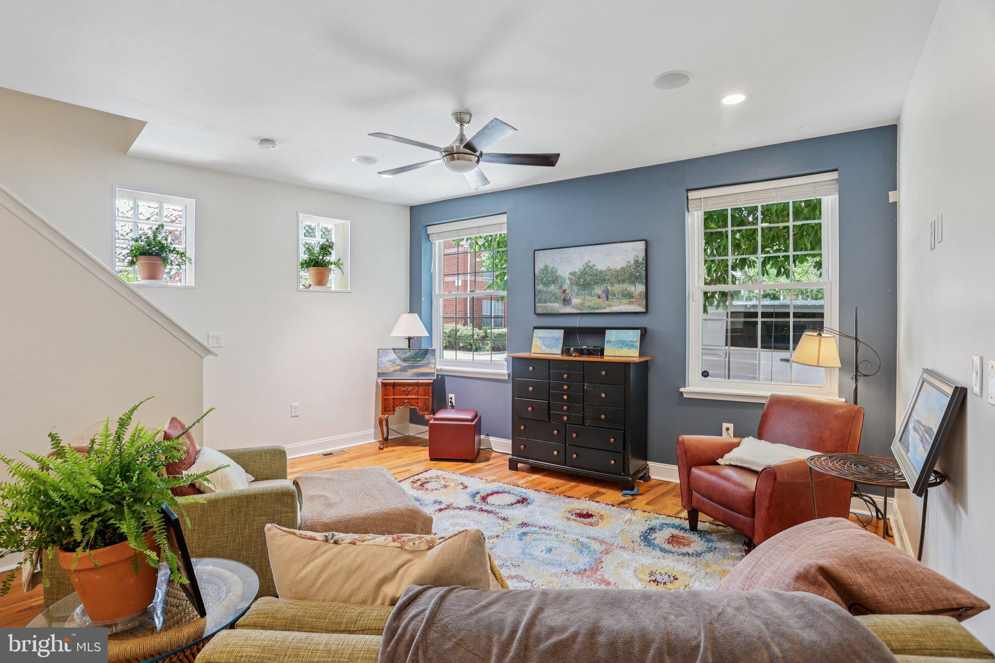 QUEEN VILLAGE - Residential