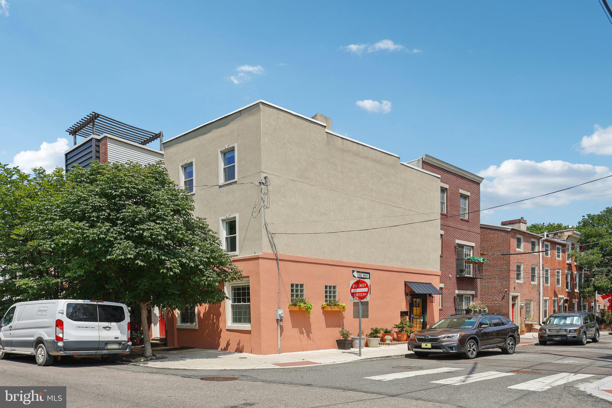 QUEEN VILLAGE - Residential