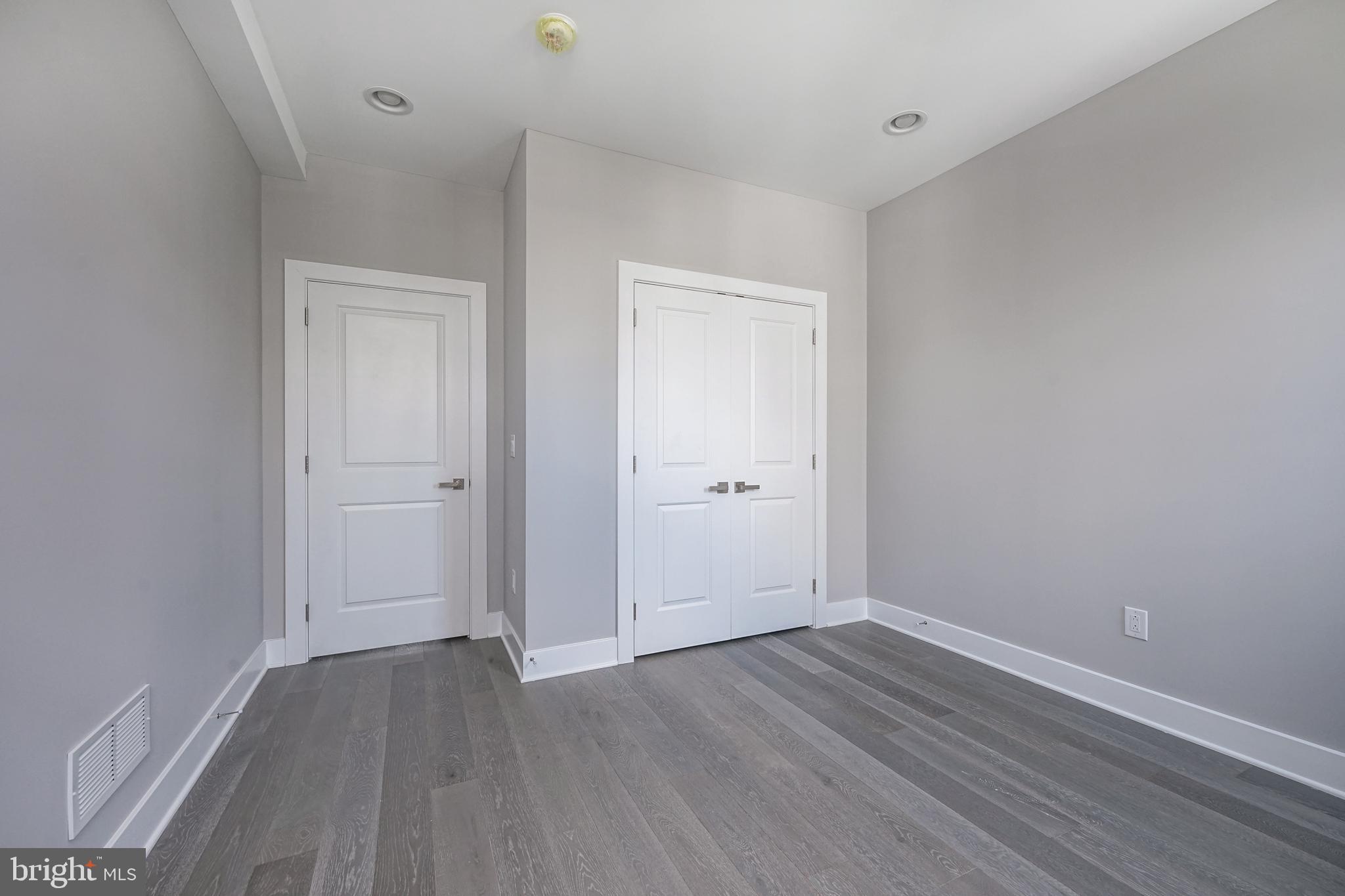EAST KENSINGTON - Residential