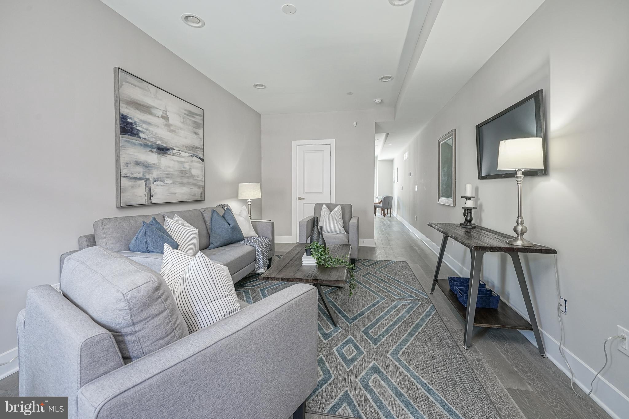 EAST KENSINGTON - Residential