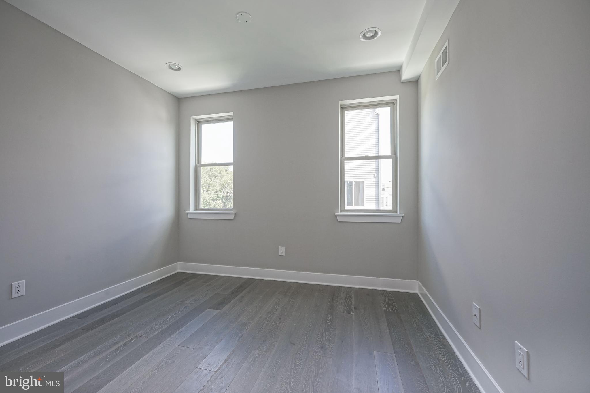 EAST KENSINGTON - Residential