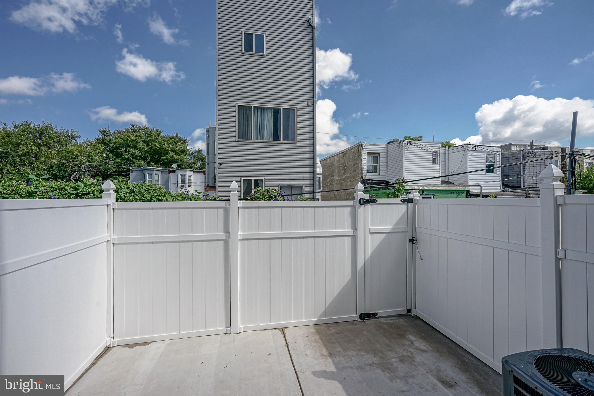 EAST KENSINGTON - Residential