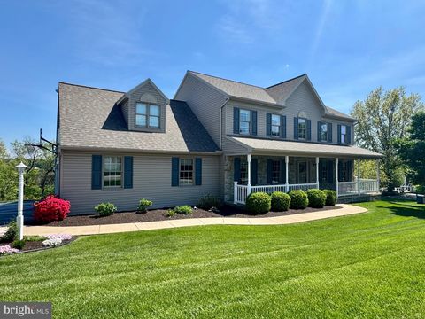 Photo of 678 W Ridge Road, ELIZABETHTOWN, PA 17022 (MLS # PALA2087198)