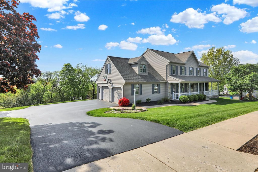 Photo of 678 W Ridge Road, ELIZABETHTOWN, PA 17022 (MLS # PALA2087198)