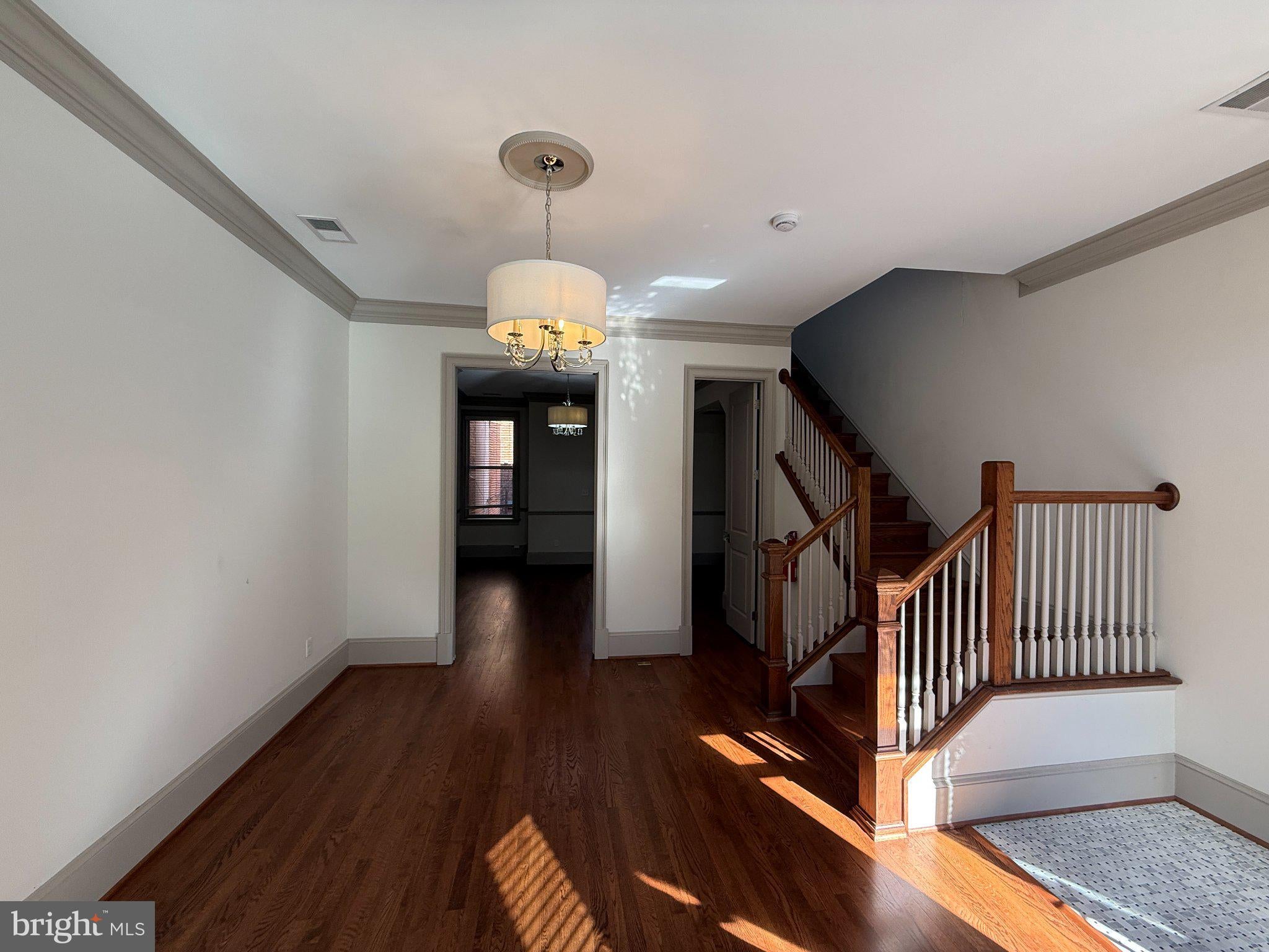 1302 E CAPITOL STREET NE