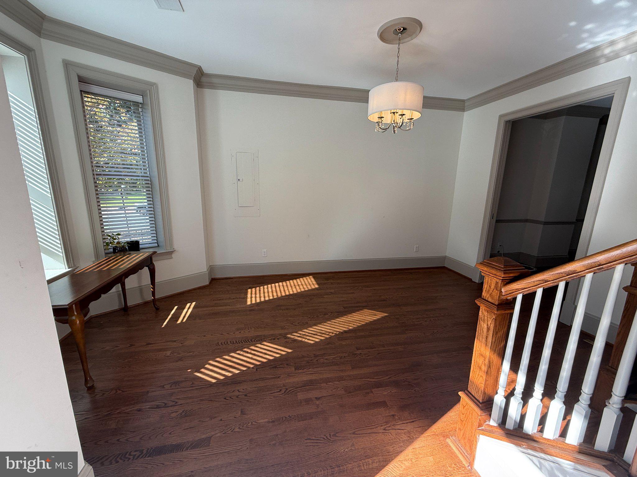 1302 E CAPITOL STREET NE