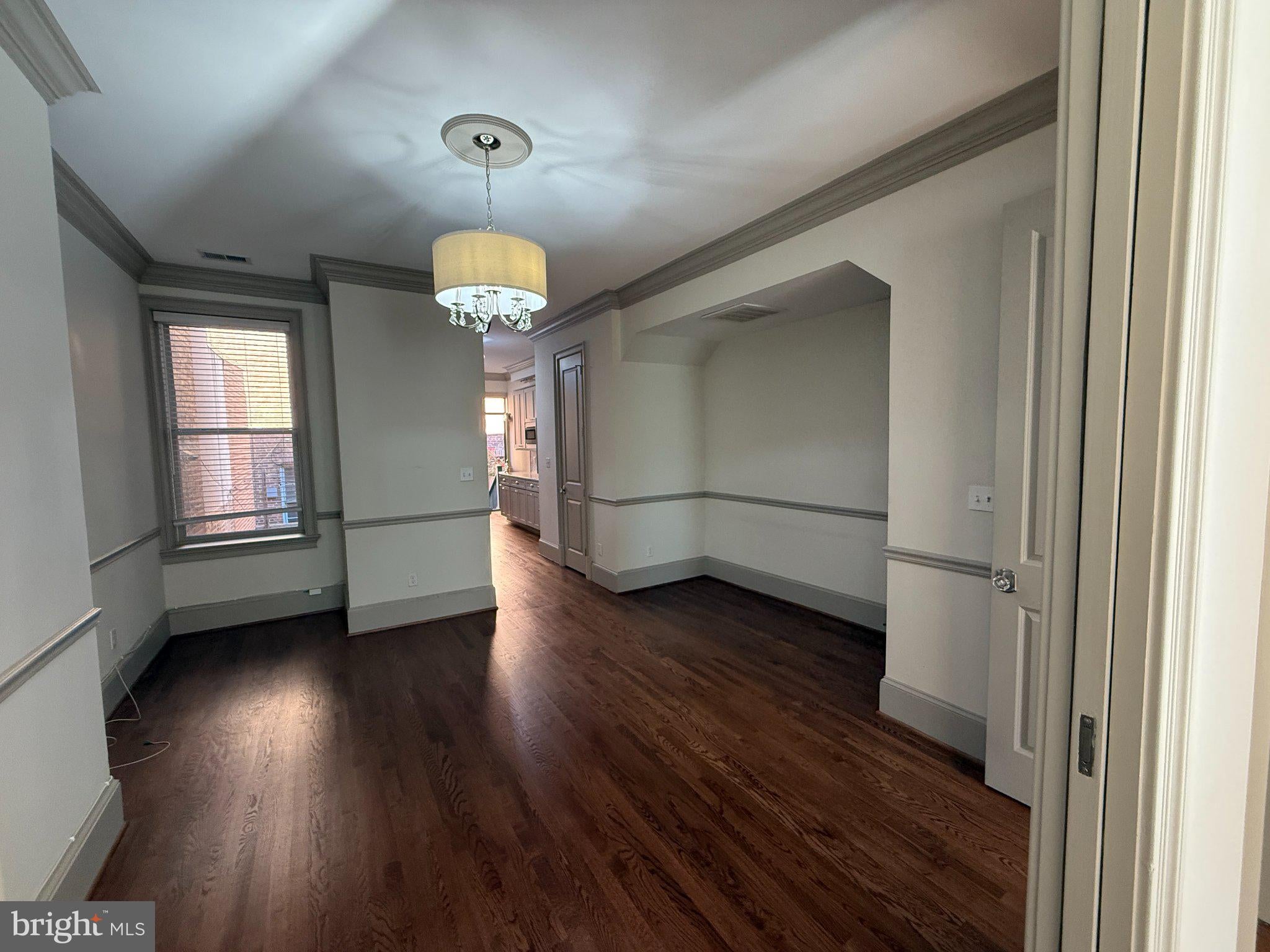 1302 E CAPITOL STREET NE