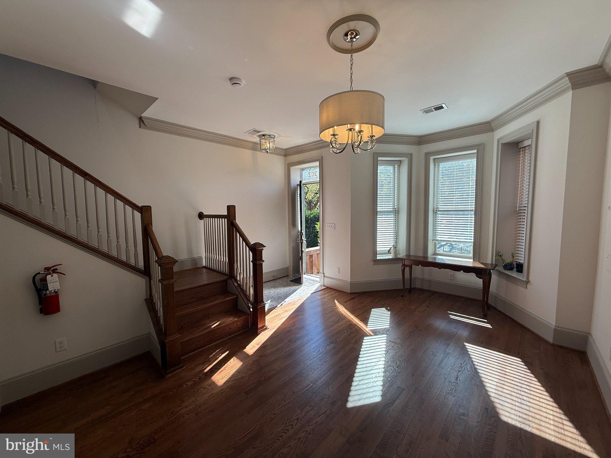 1302 E CAPITOL STREET NE
