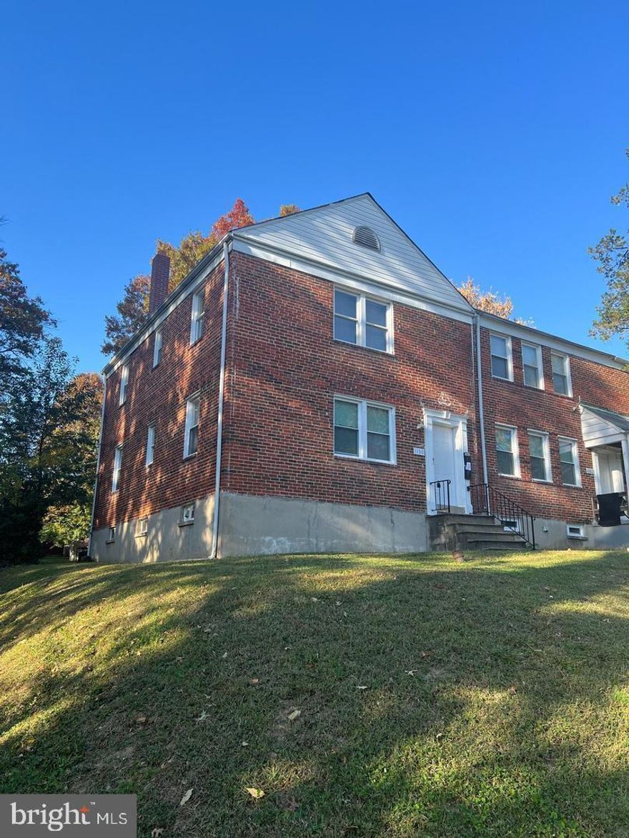 This charming 2-bedroom, 1-bathroom unit is situated on a quiet street. Both bedrooms are generously sized, providing comfort and flexibility. The kitchen features modern appliances and ample cabinet space, perfect for all your needs. Conveniently located near parks, schools, and public transportation, this home also offers easy access to shopping and dining options. Off-street parking and on-site laundry facilities add to the convenience of this lovely property. Available November.