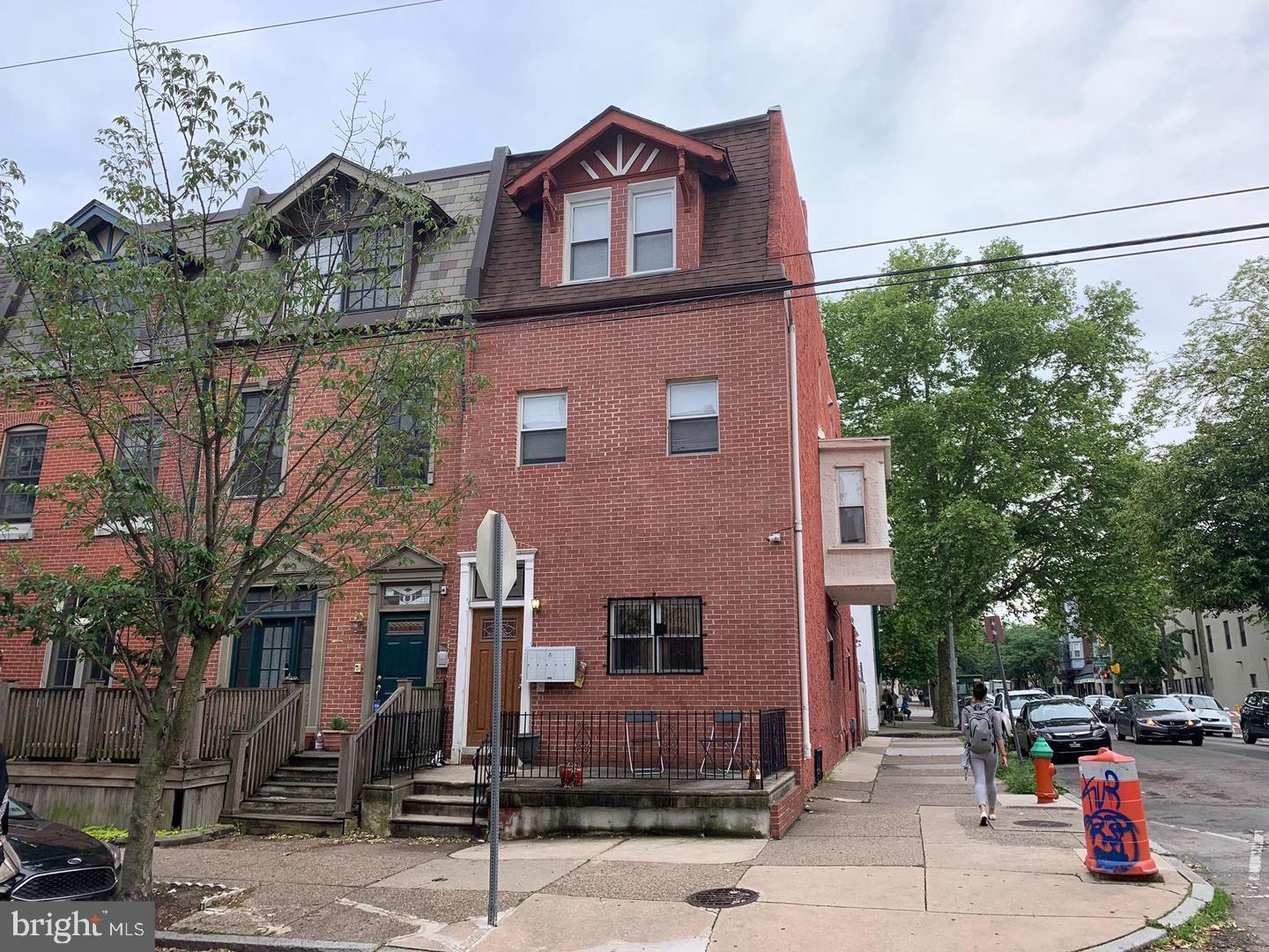 This unit is featured in 1 bed 1 full bath, hard wood floor, central air and granite counter tops.  Available on 7/1