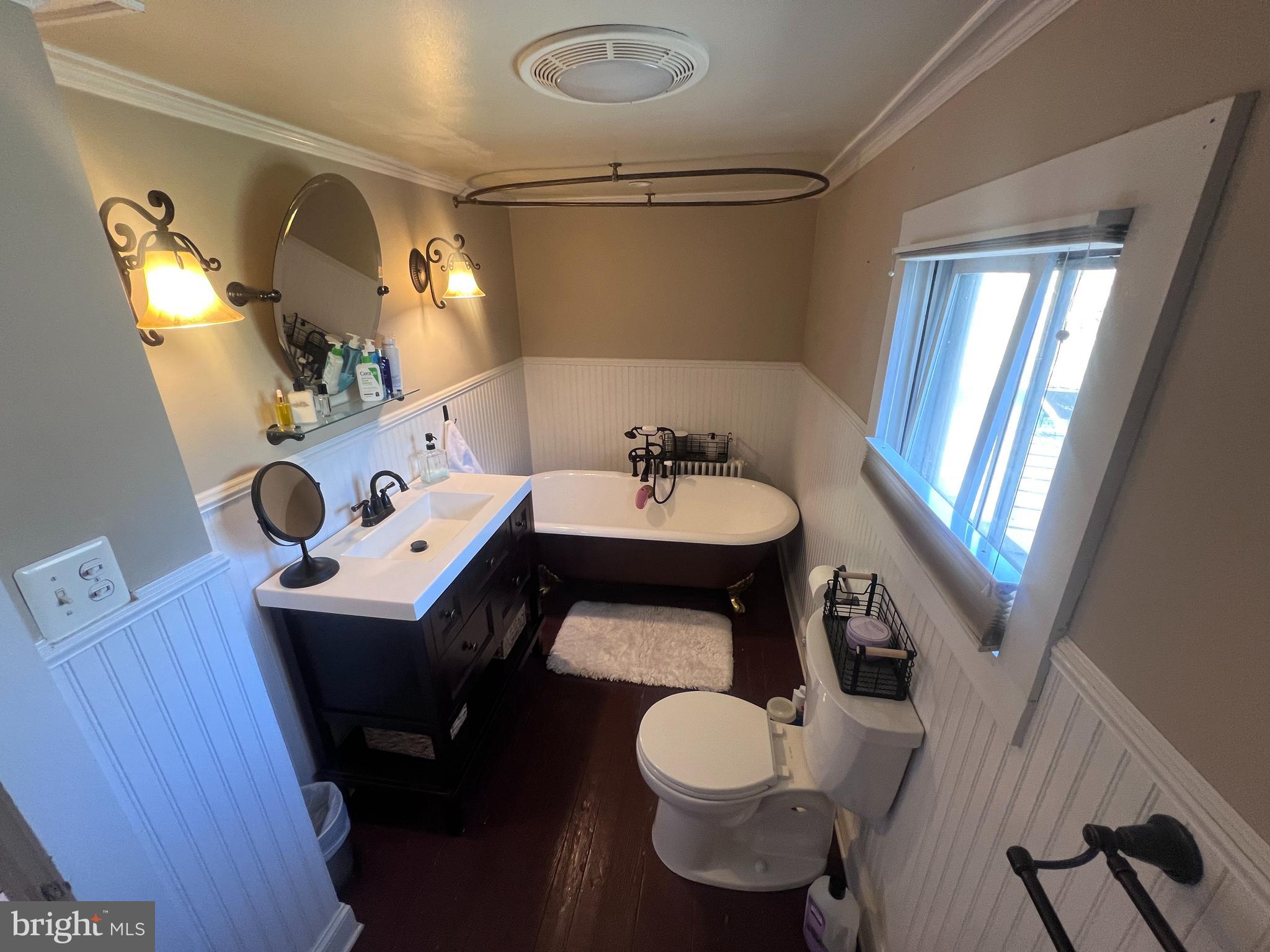 ROUND HILL - Residential