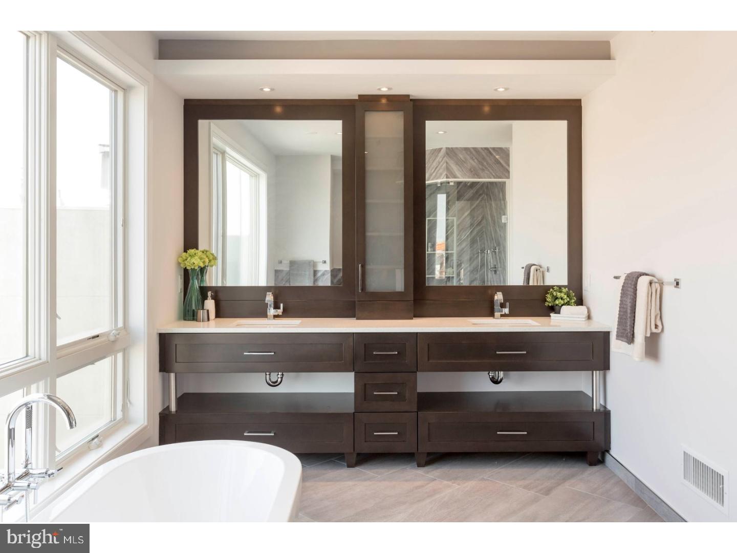 QUEEN VILLAGE - Residential