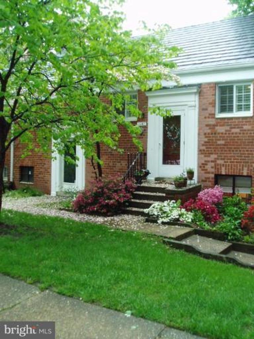 AMAZING LOCATION!GORGEOUS SPACIOUS 1BD w/EXPOSED BRICK WALL IN DINING RM. HARDWOOD FL00RS THROUGHOUT!STACKED W/D IN KITC. NEWER A/C & HEAT UNITS. ENJOY LIVING ON THIS CHARMING QUIET ONE WAY STREET W/TONS OF PARKING.SHORT WALK TO SHIRLINGTON.EASY ACCESS TO 395/METRO/DASH BUS & 10MIN TO DC/OLD TOWN.  ENJOY ALL OF PARKFAIRFAX'S GREAT AMENITIES! 1/2 OFF PET DEPOSIT FOR LEASES STARTING ON 8/15/14!