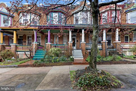 Townhouse For Sale - 3009 Guilford Avenue<br/> BALTIMORE, MD 21218