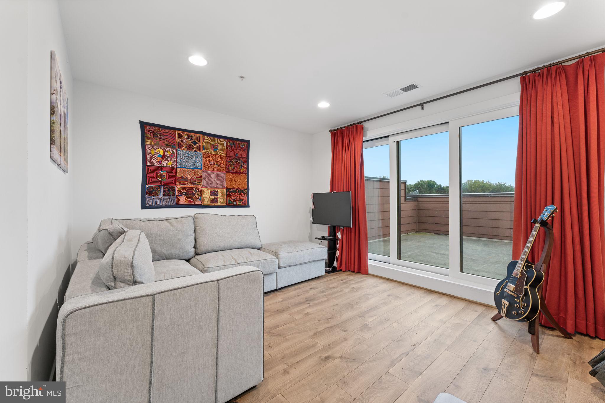 TOWER OAKS - Residential Lease