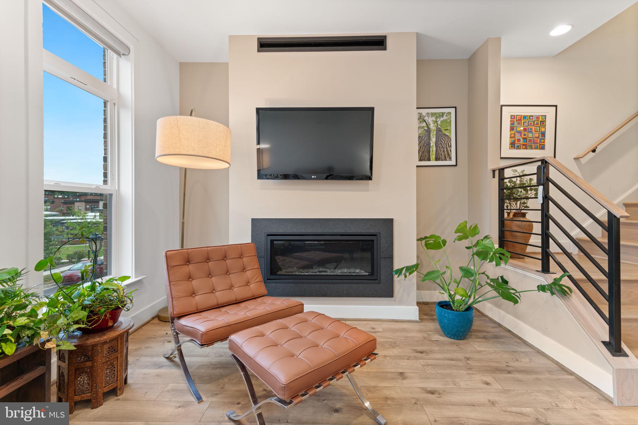 TOWER OAKS - Residential Lease