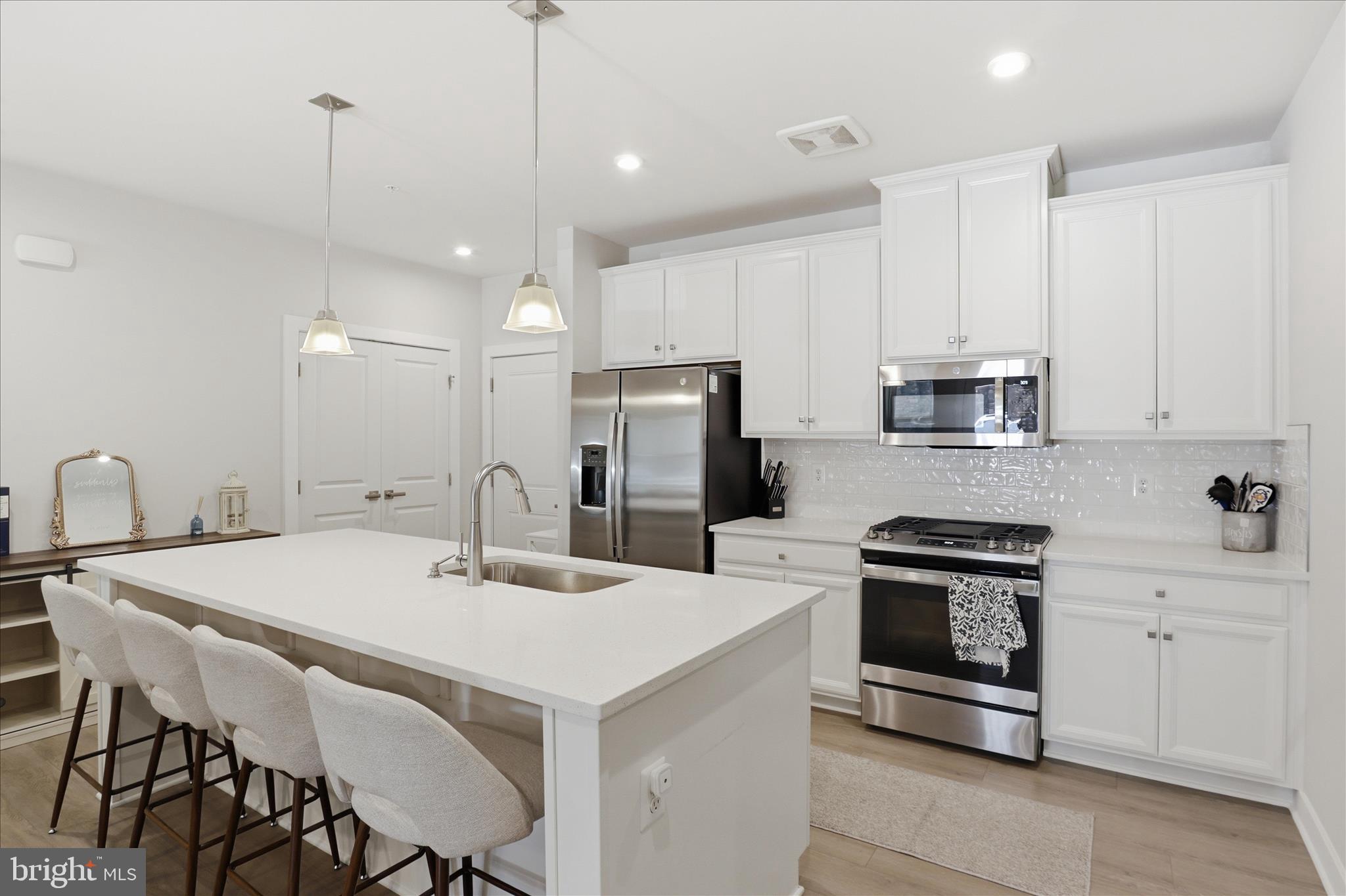 LOUDOUN VIEW CONDO FLATS - Residential