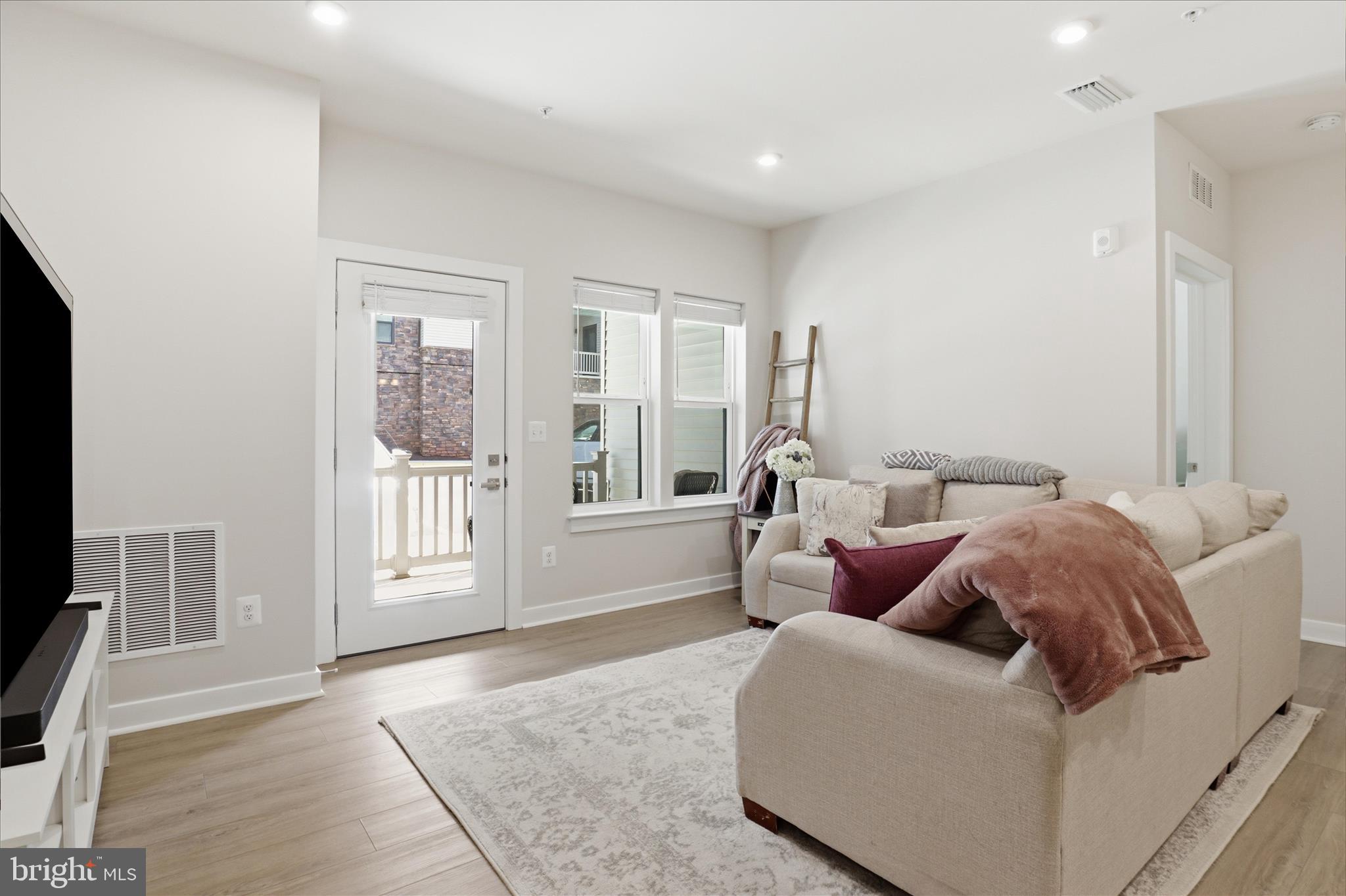 LOUDOUN VIEW CONDO FLATS - Residential