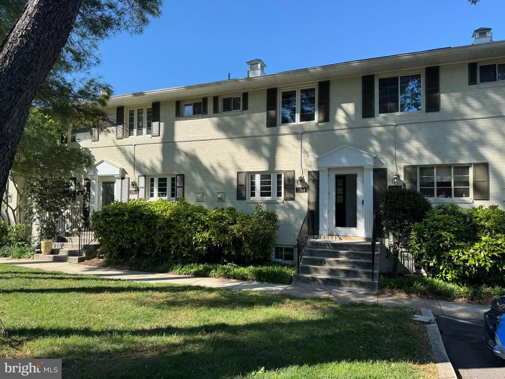 Photo of 5364 Pooks Hill Road, BETHESDA, MD 20814 (MLS # MDMC2231336)