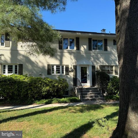 Photo of 5364 Pooks Hill Road, BETHESDA, MD 20814 (MLS # MDMC2231336)