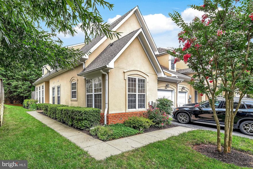 End Unit Grey Rock Villa with FIRST FLOOR MASTER BEDROOM** HW Flooring LR/DR/KIT/MBR**Updated Kitchen with Granite Counters/Stainless Steel Appliances/Large Breakfast Area** Main Level Laundry** Master Bedroom with Luxury Spa Bath and Generous Walk in Closet** Upper Level Loft** 2 Very Large Bedrooms ** Great Storage Room Too!!  Gated Community with Pool and Putting Green** Garage and Driveway**