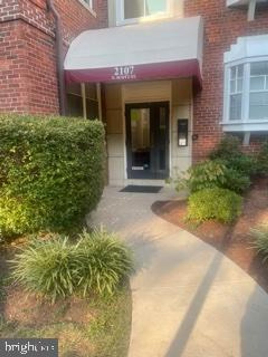 GREAT LOCATION, WALKING DISTANCE TO ROSSLYN, GEORGETOWN, 30 - 45 MINUTES DRIVE TO NATIONAL AIRPORT AND DULLES AIRPORT, 15 MINUTE WALK TO ROSSLYN METRO STATIO.  LOTS OF UPDATES: NEW PAINT IN 2021, NEW SS GE ELECTRIC APPLIANCES, STOVE, DISHWASHER, EXHAUST HOOD 2021, NEW CARPET AND PREMIUM PADDING IN 2021, NEW  SS REFRIGERATOR 2019, HEAT PUMP AND AIR CONDITIONER SYSTEM REPLACED IN 2017, ELECTRIC WATER HEATER REPLACED IN 2020, WINDOWS REPLACED IN 2012, NEW BLINDS AND SHUTTERS 2020, NEW ELECTRIC FIXTURES THROUGHOUT THE UNIT IN 2021,  OAK DOORS INSIDE UNIT,  CHAIR RAIL MOLDING IN LIVING ROOM AND DINING AREA, CROWN MOLDING IN BEDROOM, CLOSET ORGANIZER IN WALK-IN CLOSET.  LOW CONDO FEE, RESERVED PARKING,, EXTRA STORAGE BIN,  SECURE BUILDING, MUST SEE, REDUCED
